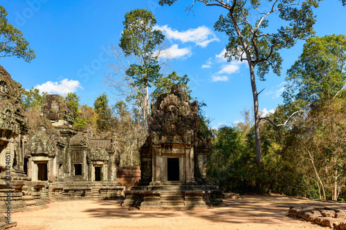 La bibliothèque Nord vue de l'Ouest du temple Thommanon dans le domaine des temples de Angkor, au Cambodge