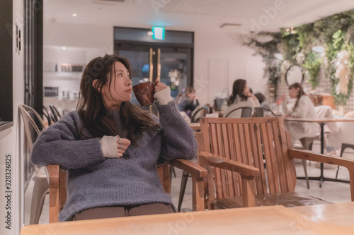 カフェで紅茶を飲む女性