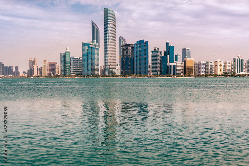 Fototapeta premium abu dhabi skyline zachód słońca morze siew