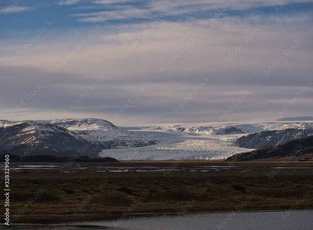 Blick auf Gletscherarm an der isländischen Küste