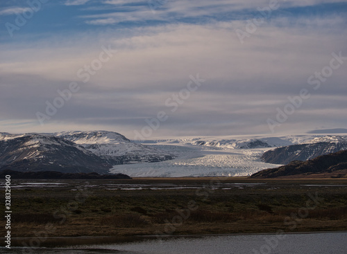 Blick auf Gletscherarm an der isländischen Küste