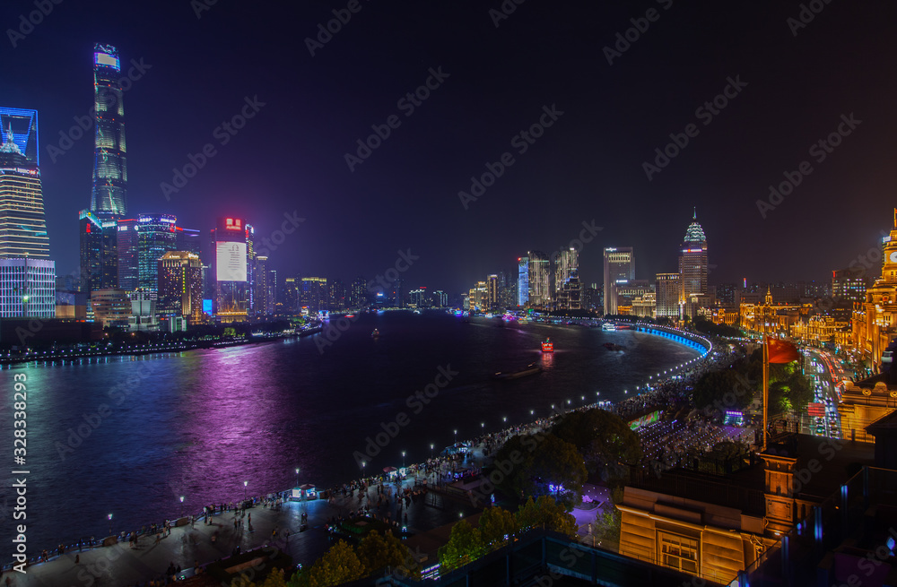 Fototapeta premium Shanghai districts surround Chinese Huangpu river