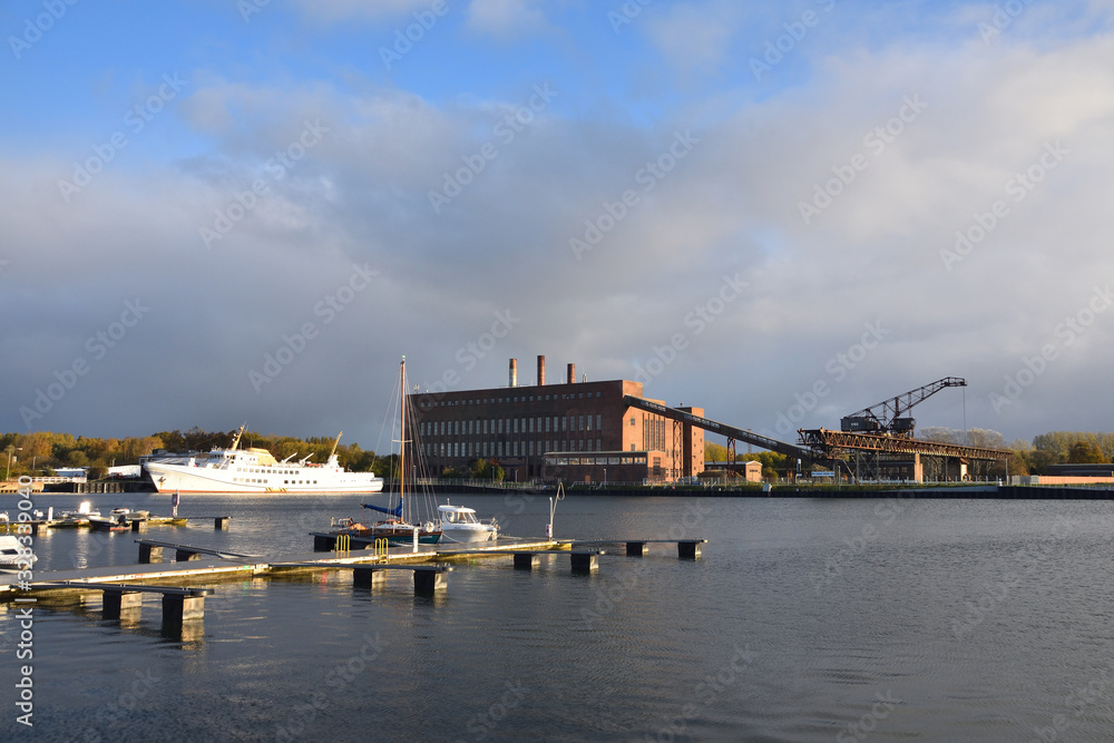 Fototapeta premium Kraftwerk und Hafen in Peenemünde