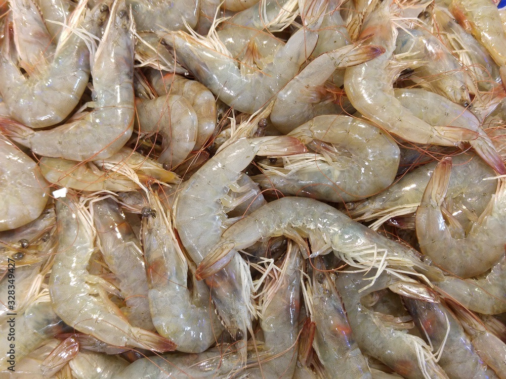 Frische Garnelen an einem Fischstand in der Markthalle von Santiago de Compostela Frische Garnelen an einem Fischstand in der Markthalle von Santiago de Compostela