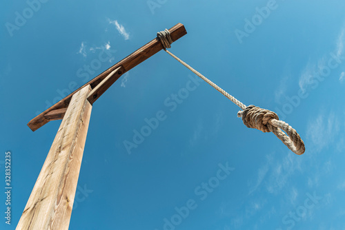 Quadro su tela Gallows against blue sky. Hanging rope as a way to punishment