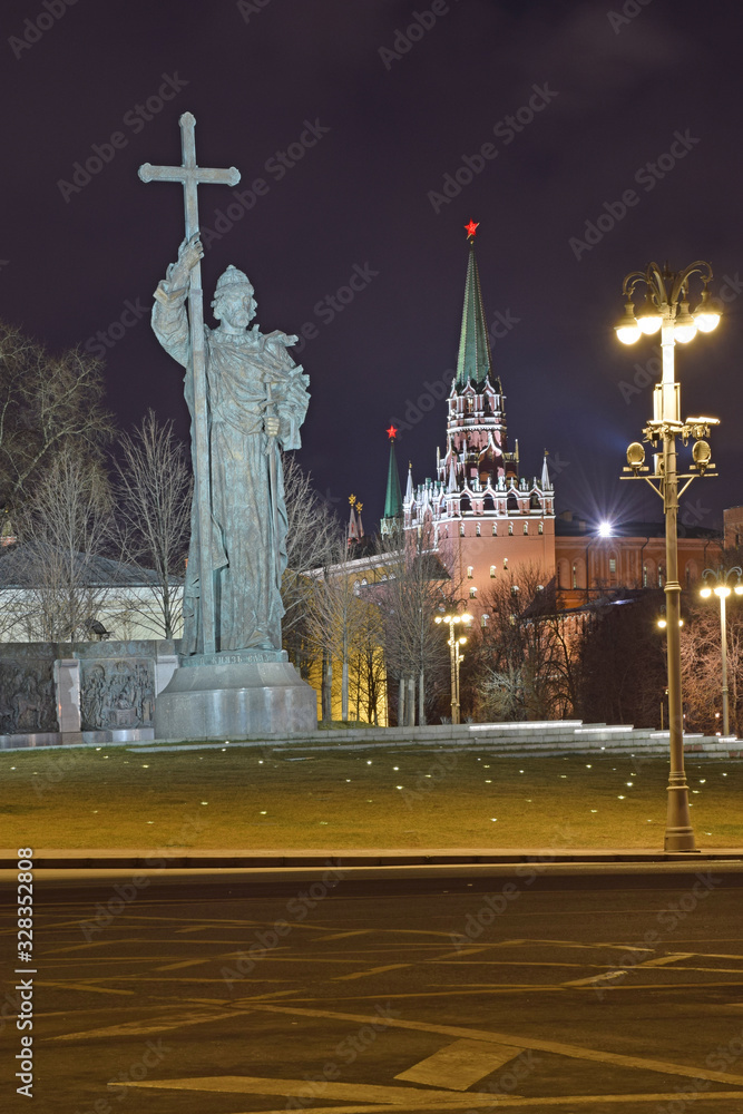 Φωτογραφία Monument to Prince Vladimir on Borovitskaya square-one of the Central squares of Moscow near the Kremlin