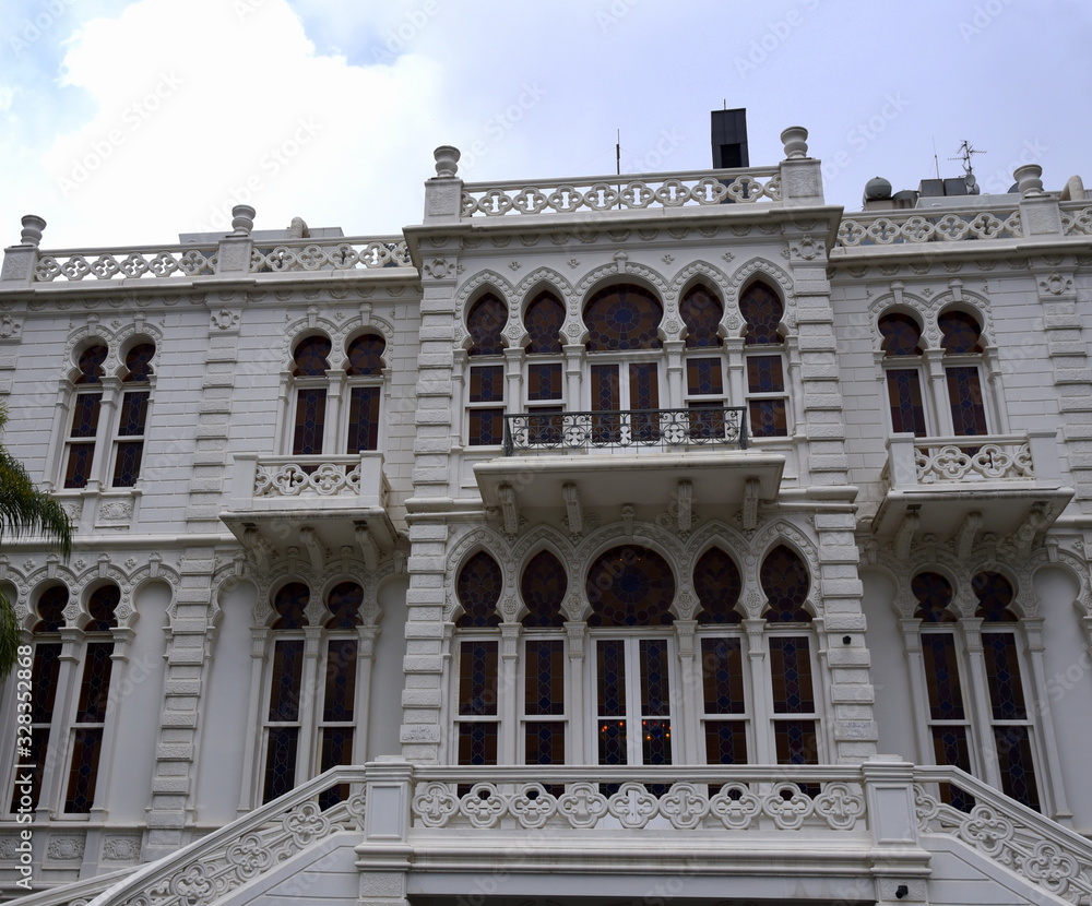 Weiße Fassade des Sursock-Museums in Beirut