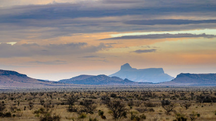 Papier peint photo Pantone 2025 Mocha Mousse Cathedral Mountain in the Texas desert  © Tim Malek