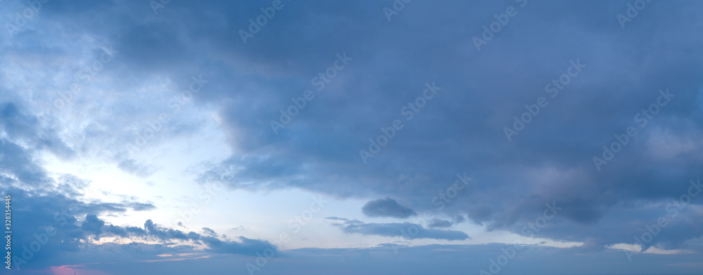 Naklejka premium Large panorama of evening sunset sky with beautiful clouds.