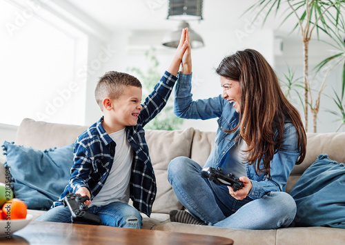 Behang child son mother family happy playing console kid childhood