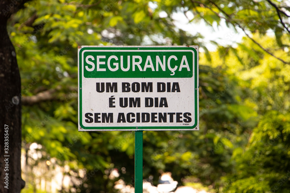 Placa de Segurança um bom dia é um dia sem acidentes