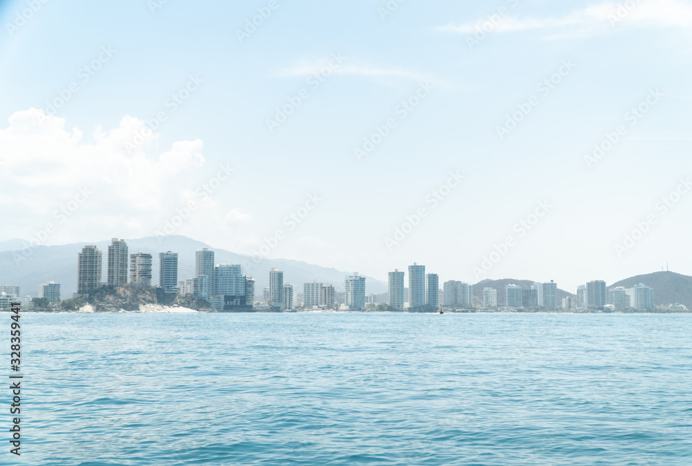 edificios altos muy cerca de la playa