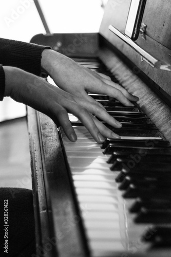 ręce grające na pianinie
