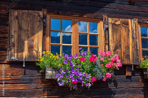 Chalet - Allg  u - Blumen - Fenster - Alpe