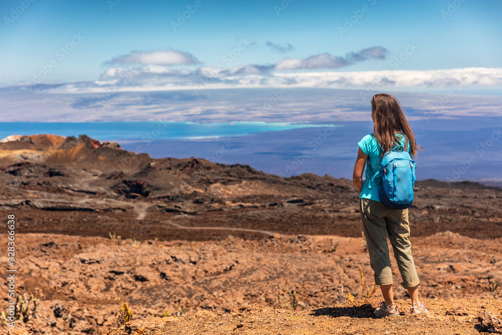 Fototapeta premium Turysta z Galapagos na wędrówkę przygodową, patrząc na widok na wulkan Sierra Negra na wyspie Isabela. Kobieta na wędrówce odwiedzająca słynny punkt orientacyjny i turystyczny, Wyspy Galapagos Ekwador