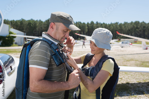 couple during the skydiving preparation