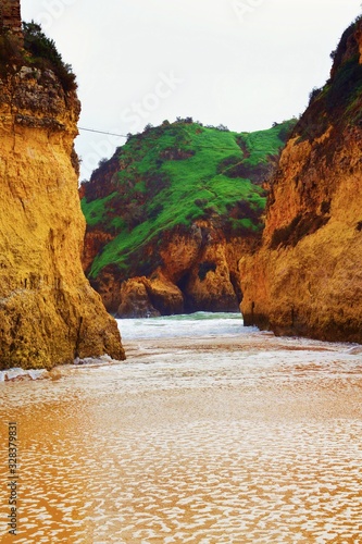 paesaggio naturale della bellissima baia Praia dos Três Irmãos situata ad Alvor, nel comune di Portimão, nel distretto di Faro, nella regione dell'Algarve in Portogallo