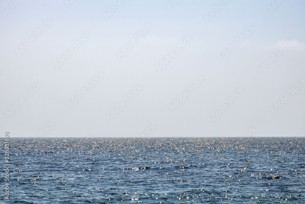 Obraz premium Sun glare on sea, horizon sky, wallpaper. Peaceful seascape, background.