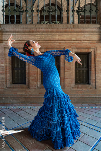 Mujer bailando flamenco en Sevilla Andalucía España