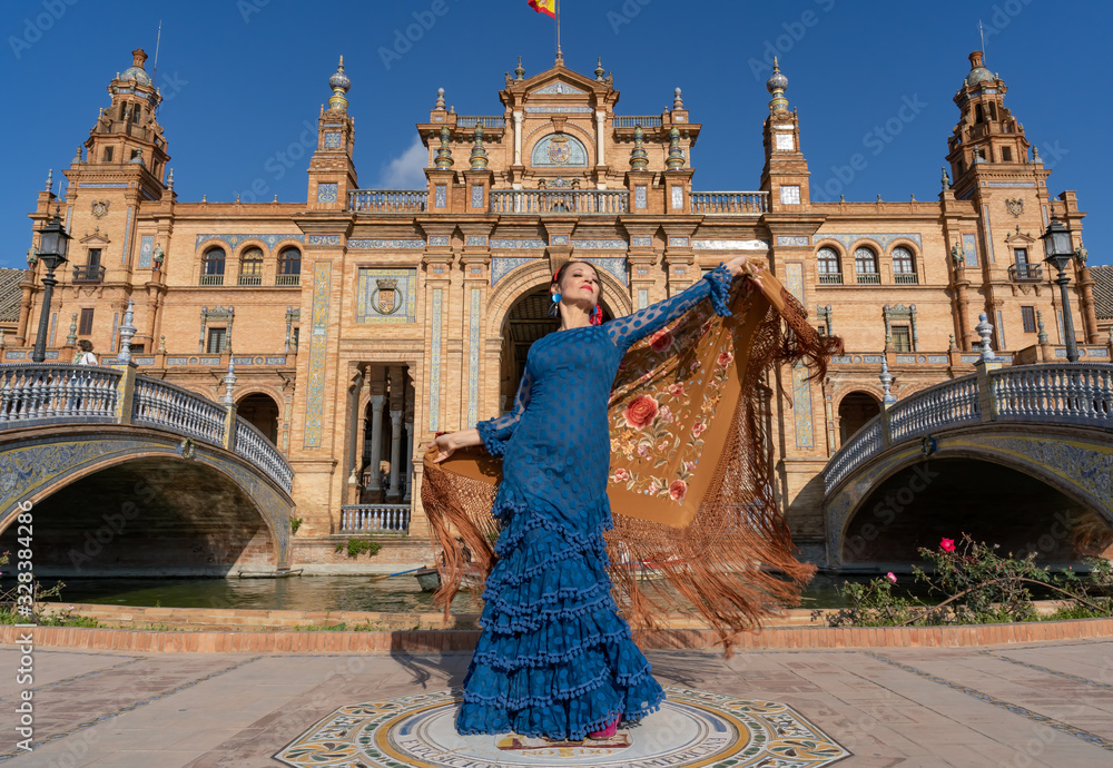 Fototapeta premium Mujer bailando flamenco en Sevilla Andalucía España