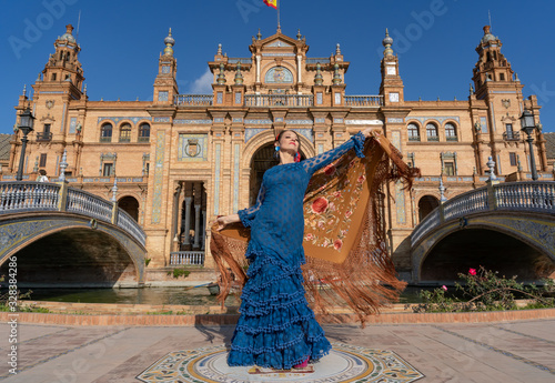 Mujer bailando flamenco en Sevilla Andalucía España