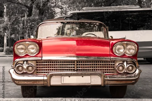Obraz  z motywem colorkey of old red classic convertible car in havana cuba front view