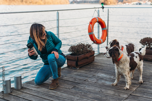 Foto Girl Drinking Coffee  And Enjoying Outdoor With Her Dogs