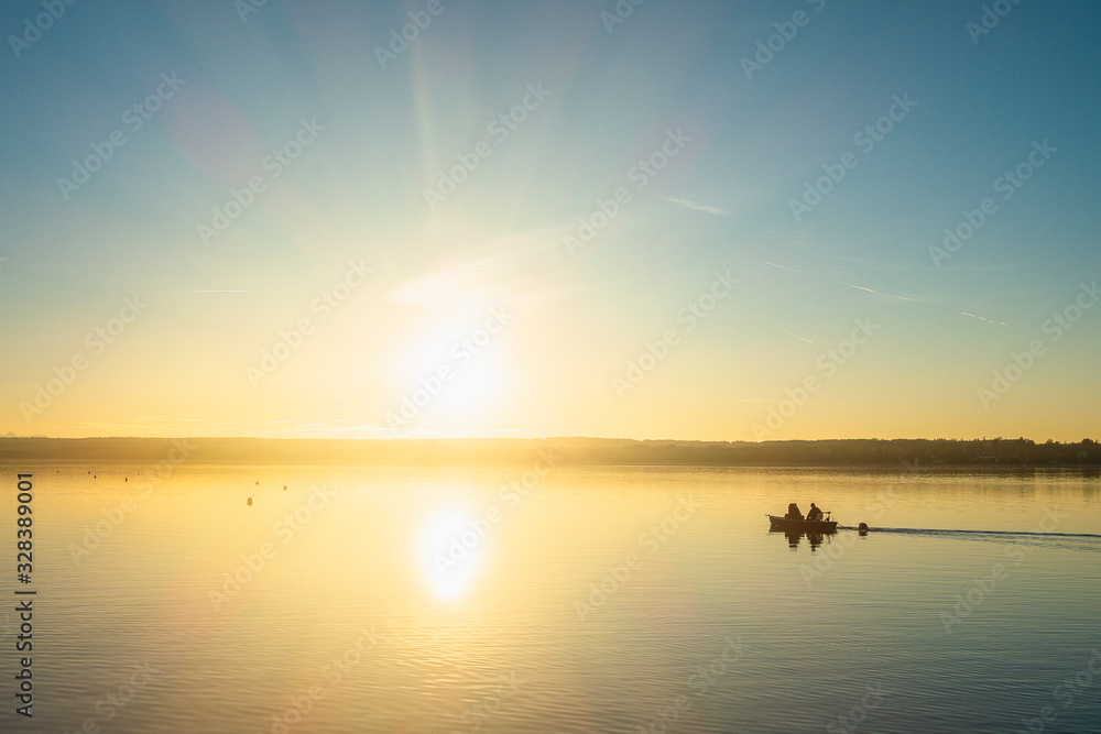 Fischerboot auf dem See bei Abendlicht Fischerboot auf dem See bei Abendlicht