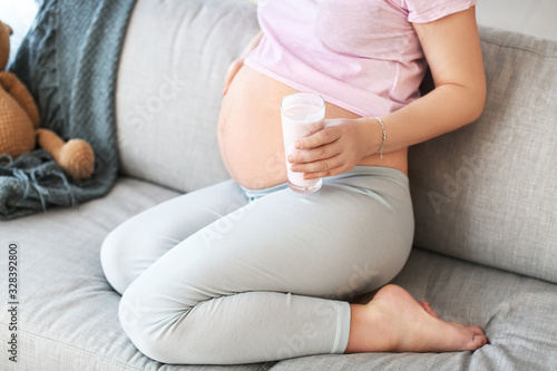 Beautiful pregnant woman dr...
