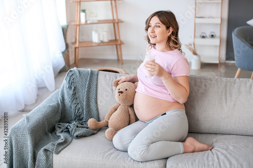 Beautiful pregnant woman dr...
