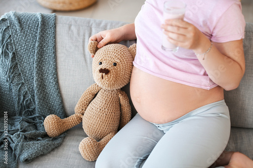 Beautiful pregnant woman dr...