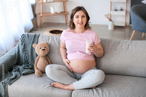 Beautiful pregnant woman dr...