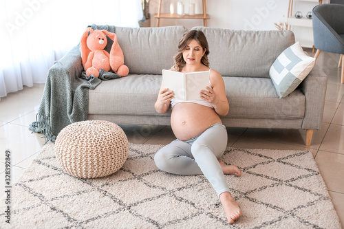 Beautiful pregnant woman re...