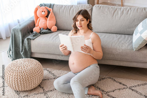 Beautiful pregnant woman re...
