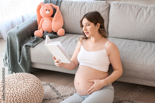 Beautiful pregnant woman re...