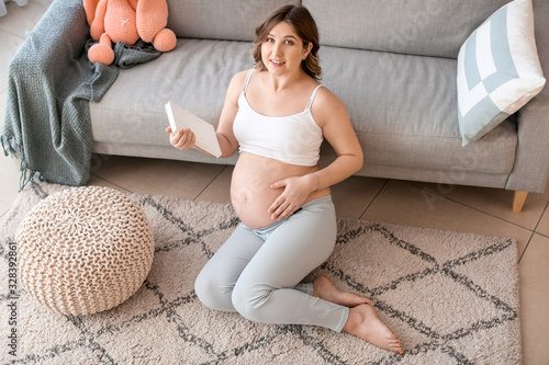 Beautiful pregnant woman re...