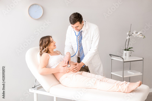 Pregnant woman visiting mal...