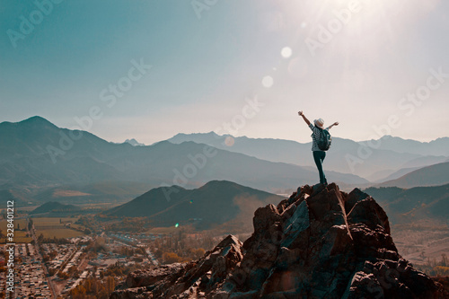 Mujer escursionista abriendo sus brazos en la cima de una montaña © Renán Vicencio Uribe