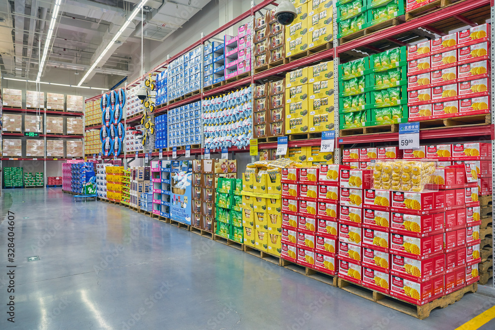 SHENZHEN, CHINA - APRIL 22, 2019: interior shot of Sam's Club store in  Shenzhen. Sam's Club is an American chain of membership-only retail  warehouse clubs owned and operated by Walmart Inc. foto