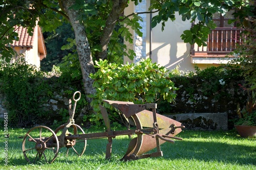 фотографія one plow in the garden in a sunny day