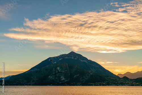 Εκτύπωση καμβά Il monte Mottarone sembra un vulcano per via della nuvola bianca sopra di esso s