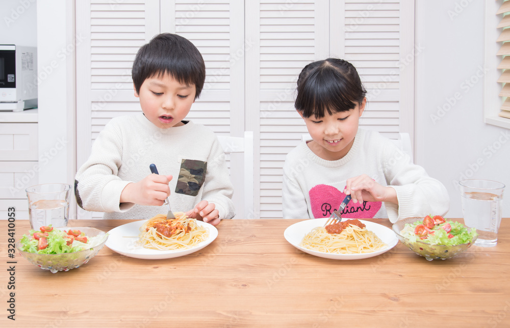 パスタを食べる子供