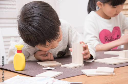 工作をする小学生の子供 photo