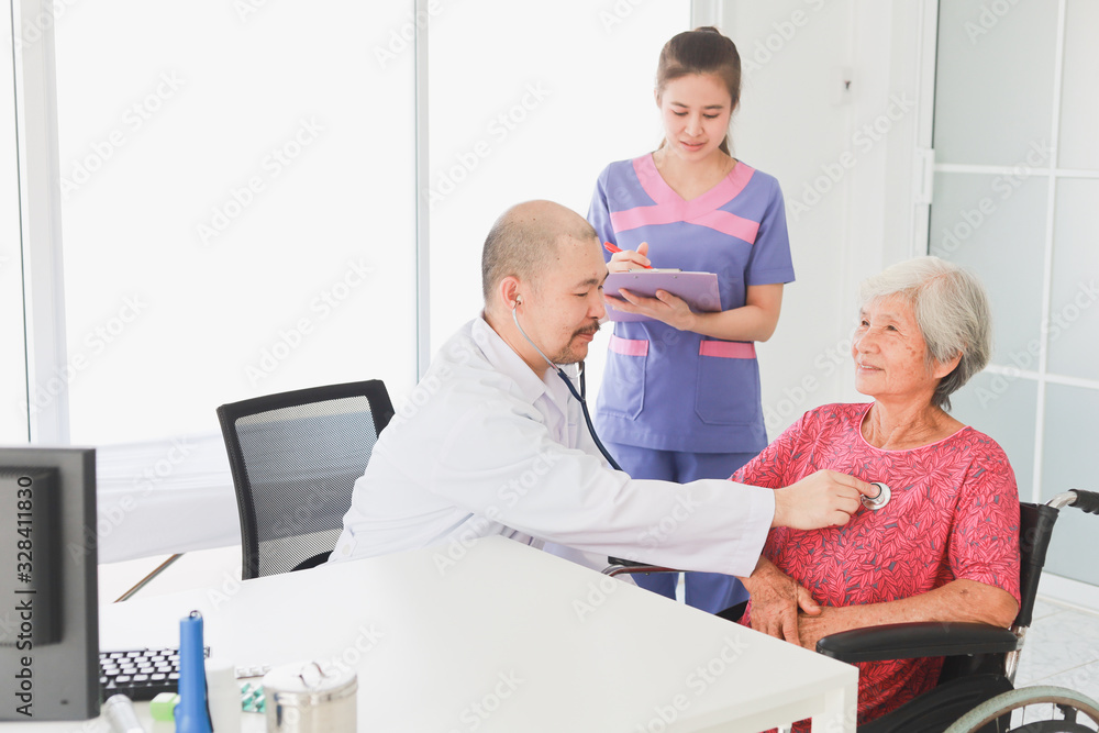 Obraz premium Asian old woman in hospital