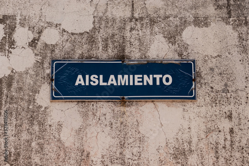 Rotulo azul con letras blancas antiguo de Ailamiento en pared de concreto vieja