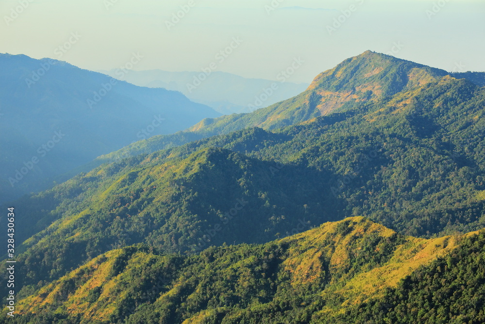 Fototapeta premium The green mountains in the morning are sunny.