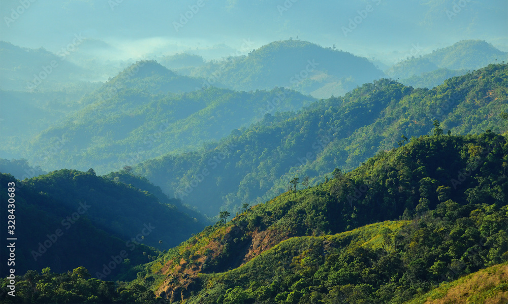 Obraz premium The green mountains in the morning are sunny.