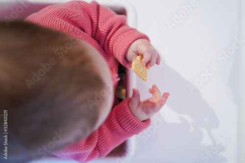 bébé mange un biscuit photo