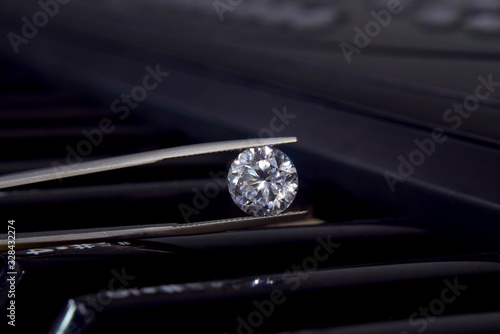  Selected diamonds In the tong On the piano background