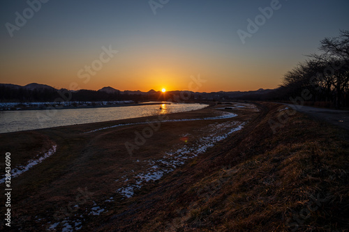 川と夕焼け空 グラデーション 風景